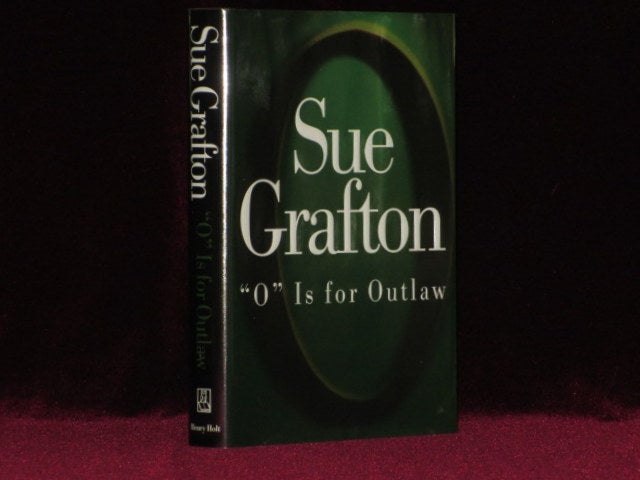 Item #08368 O IS FOR OUTLAW. Sue GRAFTON, SIGNED.